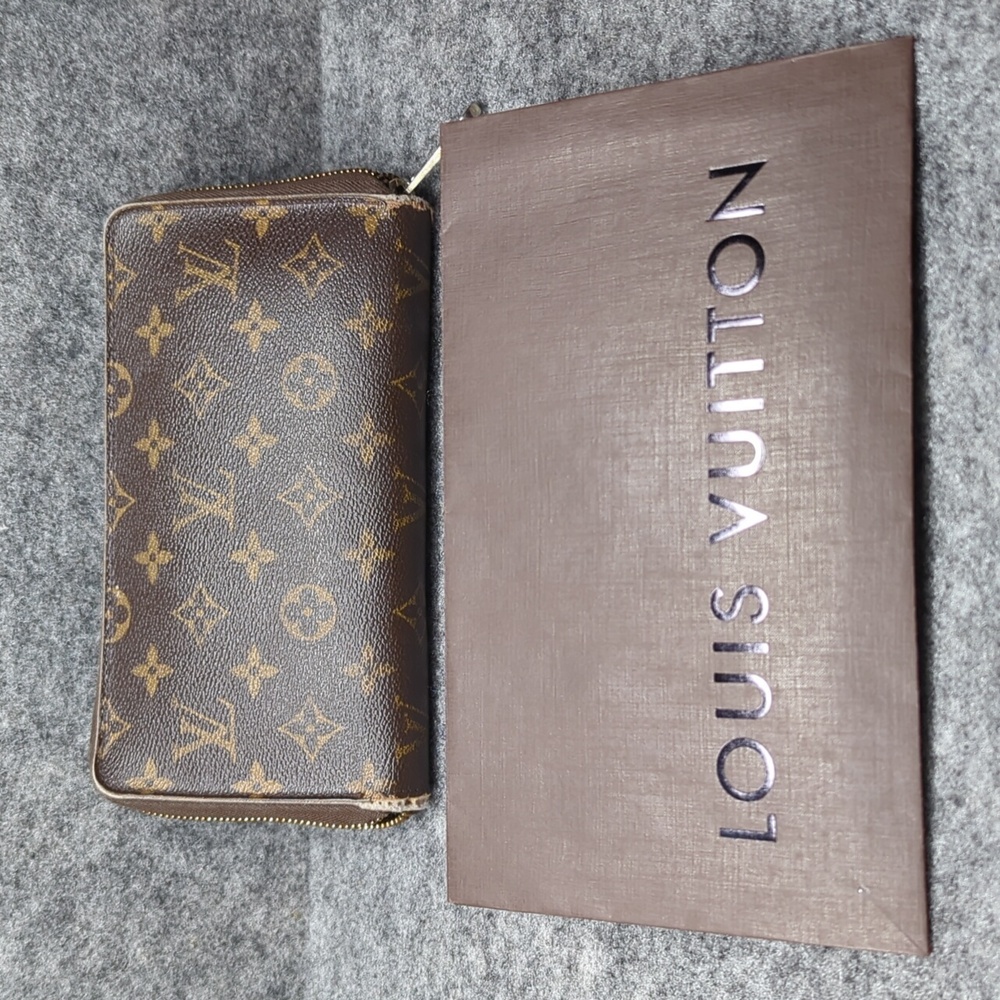 Authentic Louis Vuitton Zippy Wallet